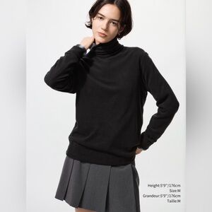 Uniqlo HEATTECH FLEECE TURTLENECK T-SHIRT Size Medium NWT